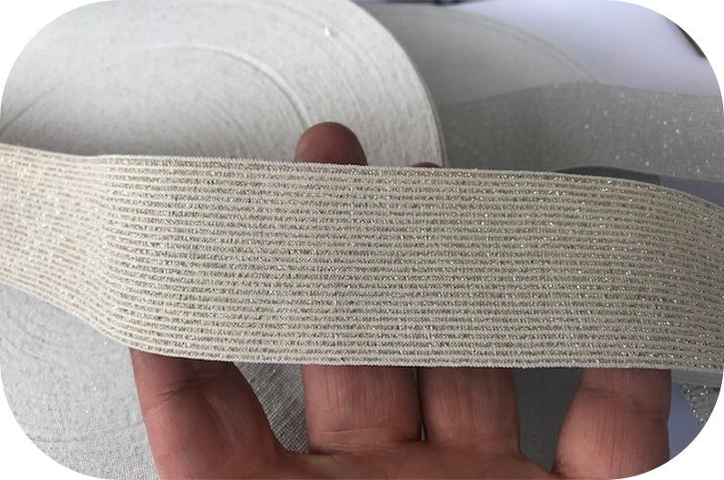 Elastique Plat Doré Or Sur fond Blanc  En 4 Cm Au Mètre A Coudre  Pour Ceintures Loisirs Créatifs La Customisations.
