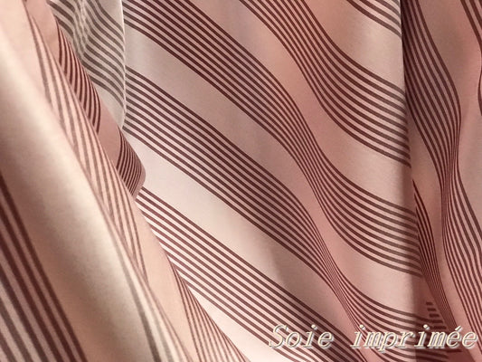 "Élégance en rose : soie imprimée avec des rayures raffinées, pour des créations féminines et sophistiquées !"