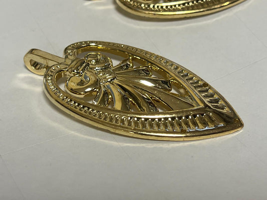 Elegant Golden Ornament - Unique and Refined Accessory