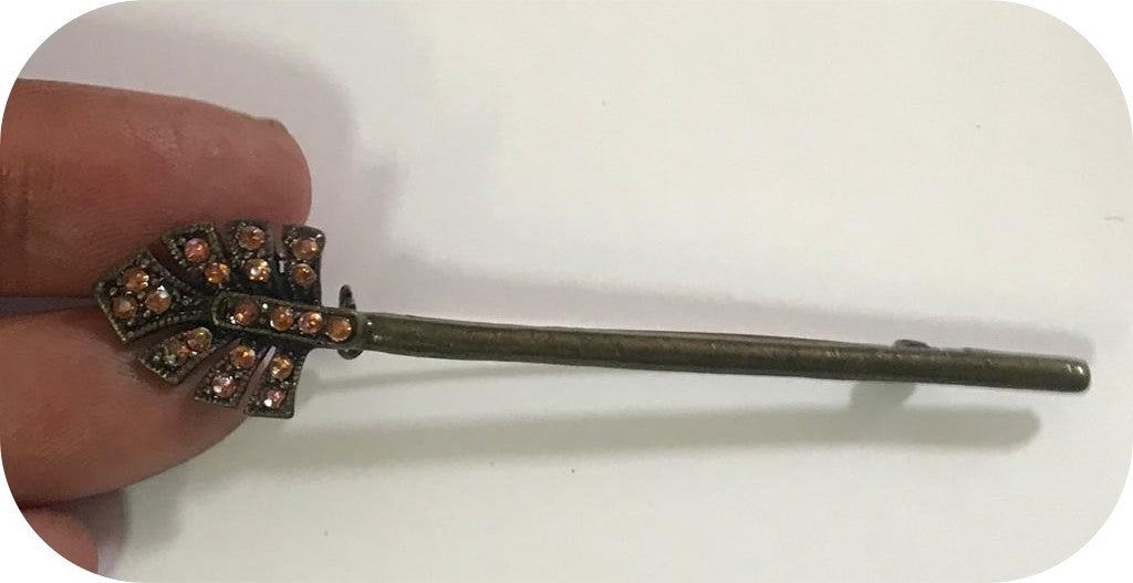 épingle à nourrice bronze de 8 cm ornée de strass : L'alliance parfaite de l'élégance et de la fonctionnalité.