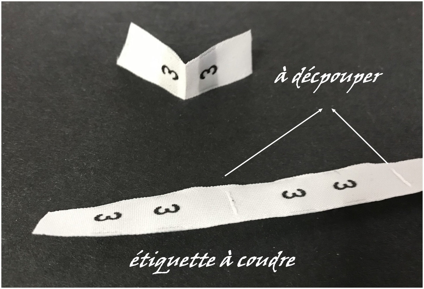 Etiquette De Vêtements Blanches " Taille 3" Par 100 Pièces  A Coudre, Contexture Pour Confection.