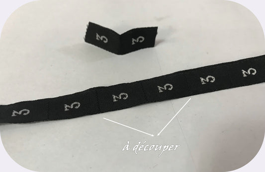 Etiquette De Vêtements Noir " Taille 3" Par 100 Pièces  A Coudre, Contexture Pour Confection.