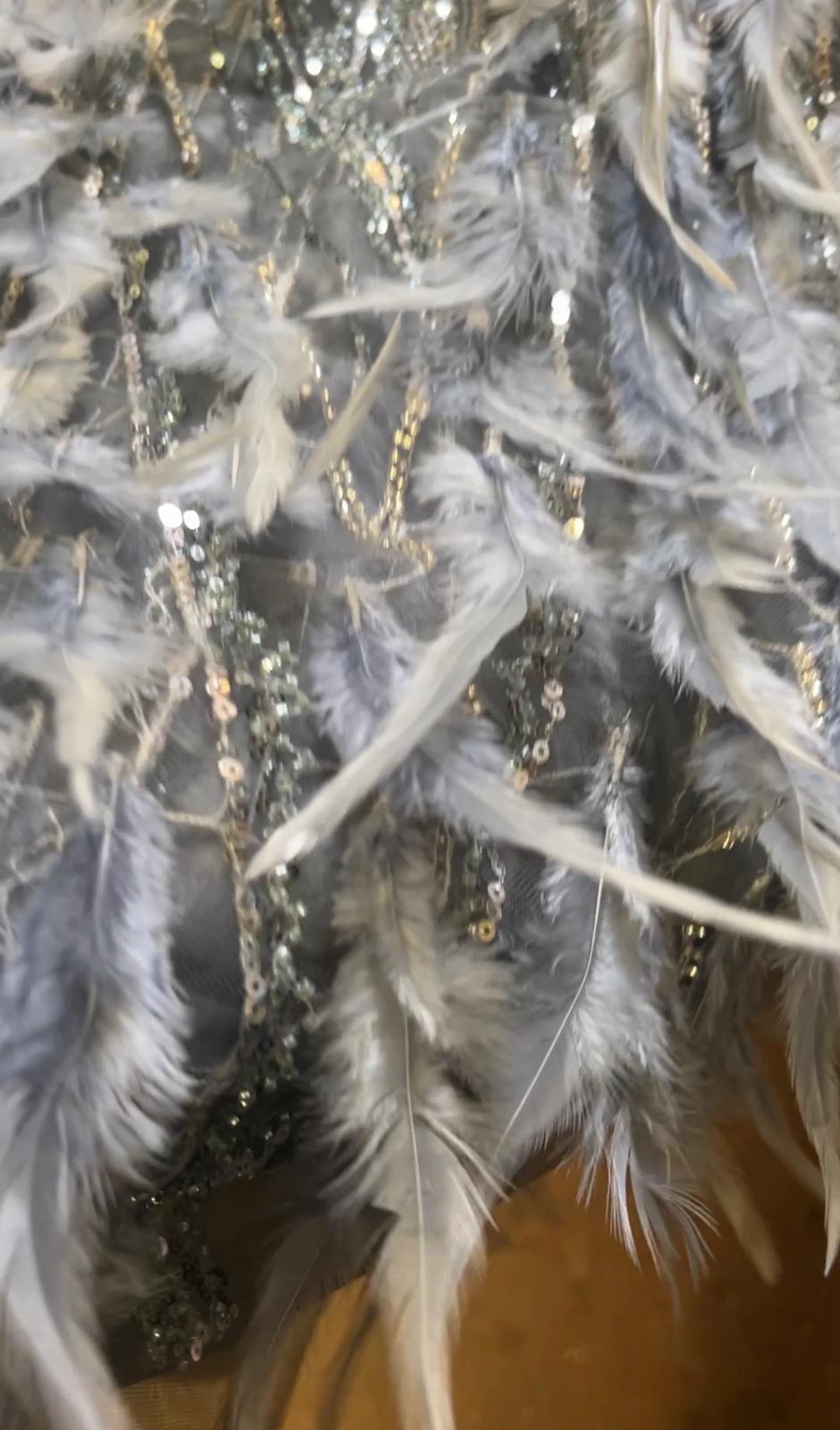 Coupon de 3,50 mètres – Tulle Haute Couture perlé sequins & grandes plumes grises (140 cm)