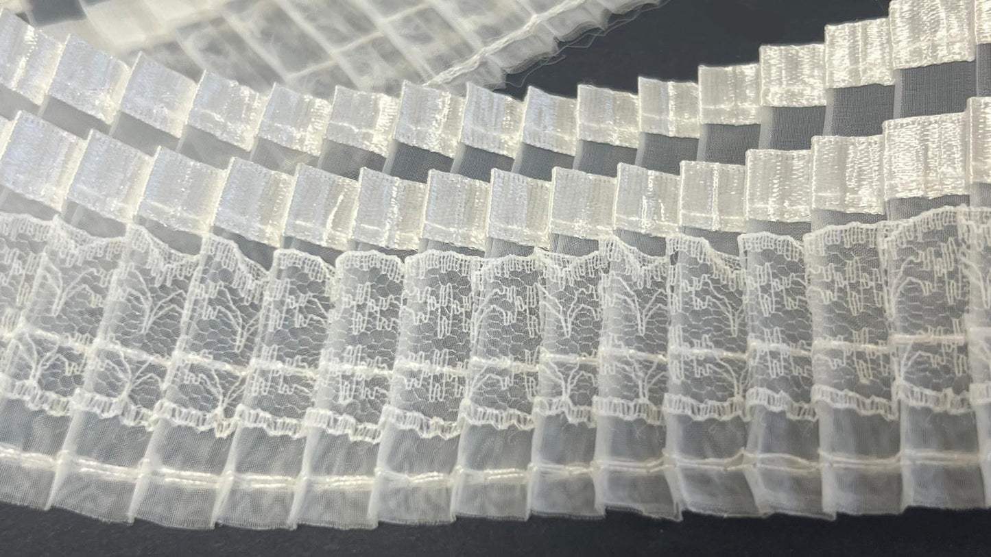 Détail bordure dentelle bande plissée organza blanc — Lace border detail white pleated organza trim