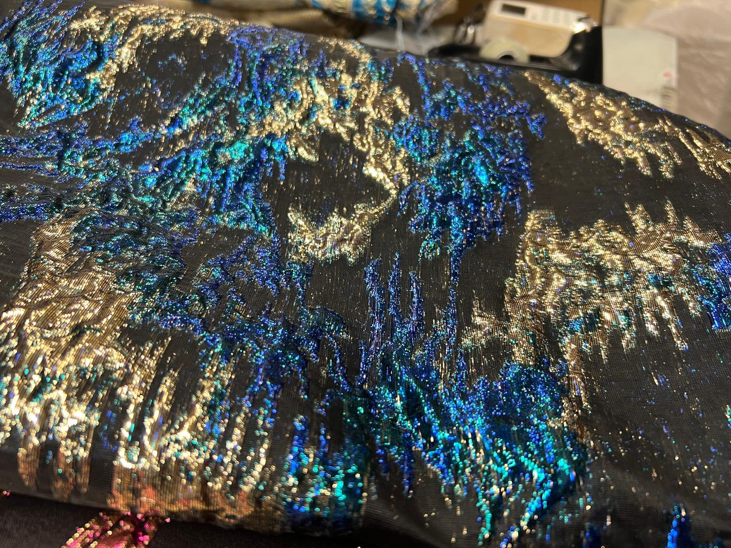 Tissu Brocart Iridescent sur Organza Noir – Reflets Bleu Canard et Or – 145 cm de Largeur