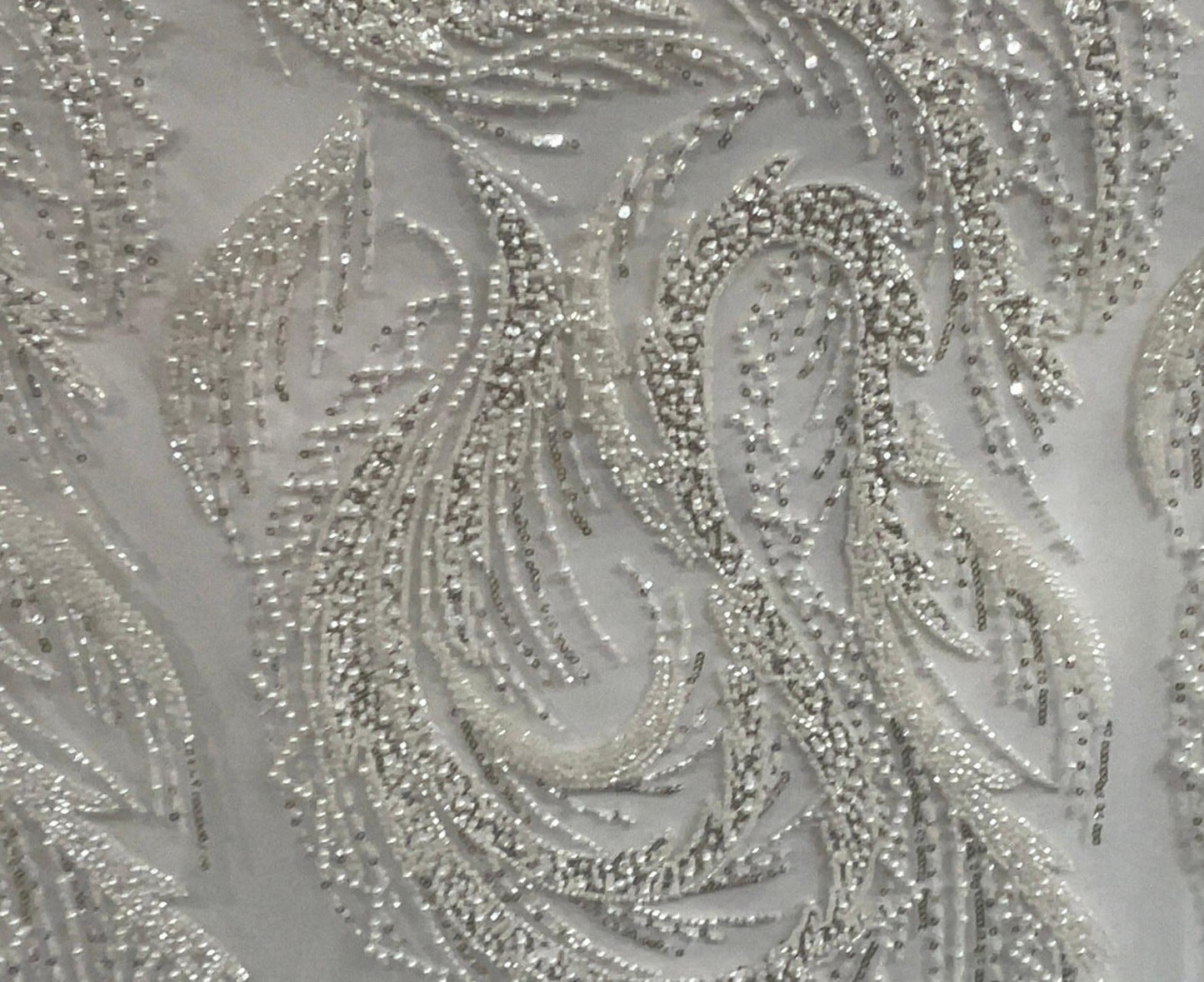Dentelle Tissu Ivoire Perlée Ornée de Plumes sur Tulle – Tissu Mariage Haute Couture 145 cm