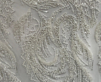Dentelle Tissu Ivoire Perlée Ornée de Plumes sur Tulle – Tissu Mariage Haute Couture 145 cm