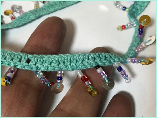 Frange En 2 cm en Perlé Vert au mètre sur ruban macramé
