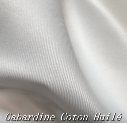 "Gabardine Blanche en Coton Huilé : Durabilité et Style pour Vos Créations"
