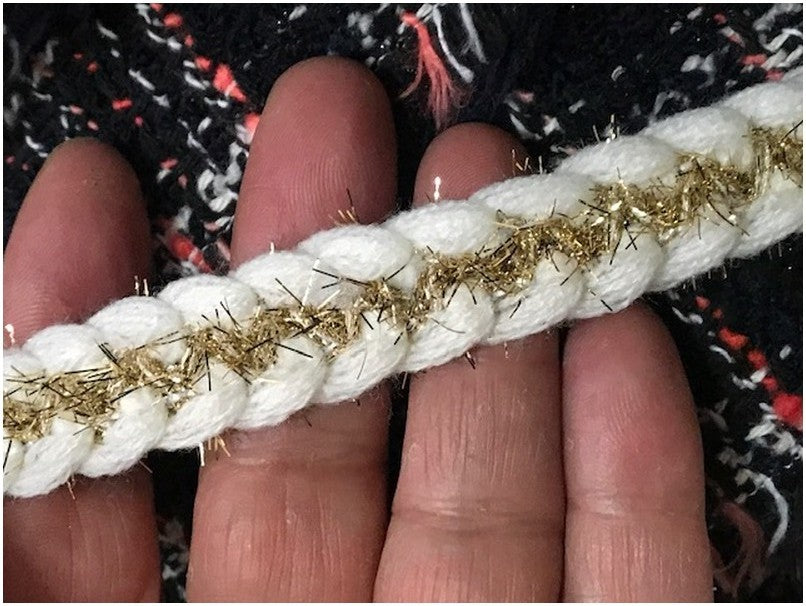 Galon Au Mètre Style " Chanel" Ecru au Mètre Orné de Fil Doré