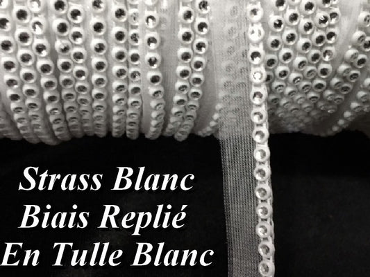 Galon Fil Strass Au Mètre Sur Un Support En  Biais Replié Sur  Tulle Blanc A coudre Pour Décorations Et Loisirs Créatifs.