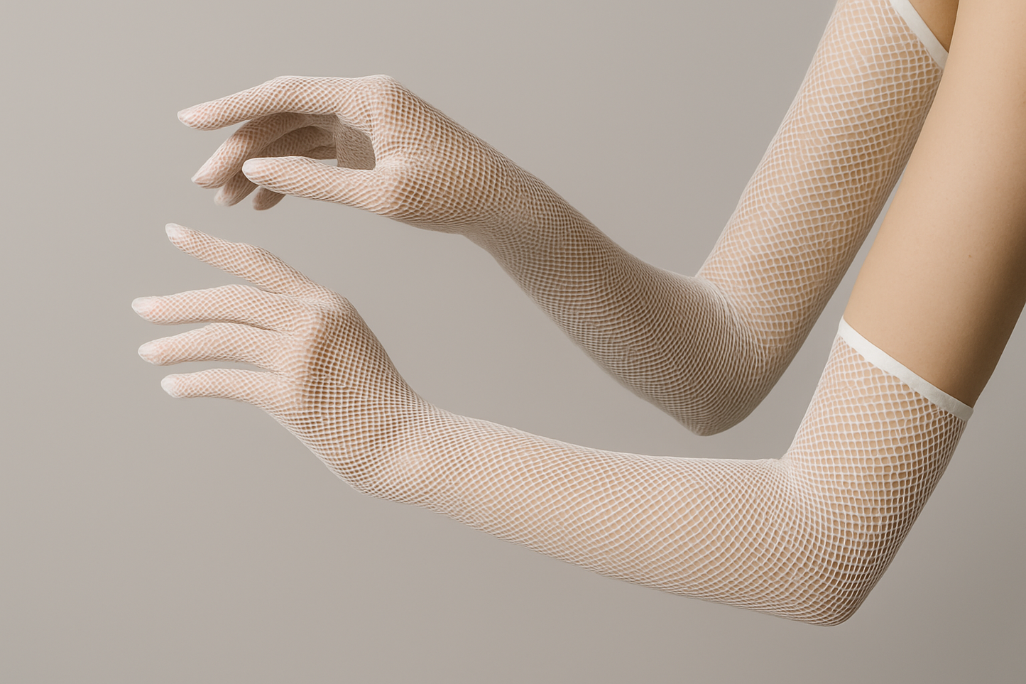 gants longs en résille lycra blanche couvrant toute la main et remontant sur le bras. Cette image illustre parfaitement comment notre tissu résille extensible peut être utilisé pour créer des accessoires sophistiqués et élégants !