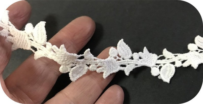 Guipure Au Mètre En 2 Cm Blanche A Coudre Pour Loisirs Créatifs.