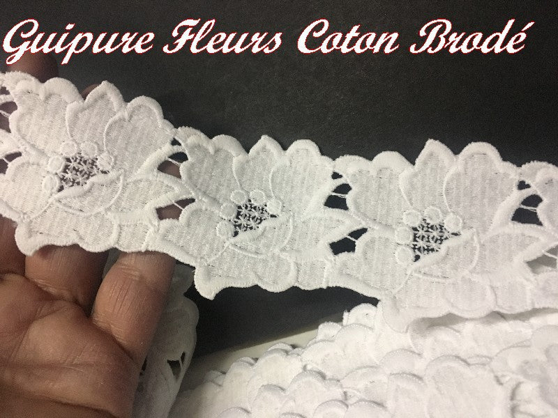 Embroidered Guipure in Cotton Flower Pattern by the Meter in 5 cm White to Sew for Customizations and Creative Hobbies.