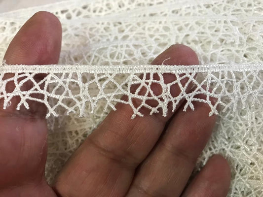 Fine 20 mm ivory guipure: Timeless elegance