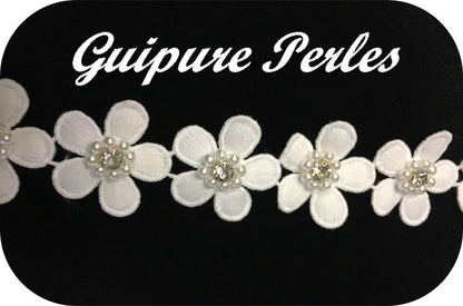 Guipure Marguerite Au Mètre En Blanc Orné De Perles Et Strass Pour Robes de Mariages, Cérémonies et  Décorations
