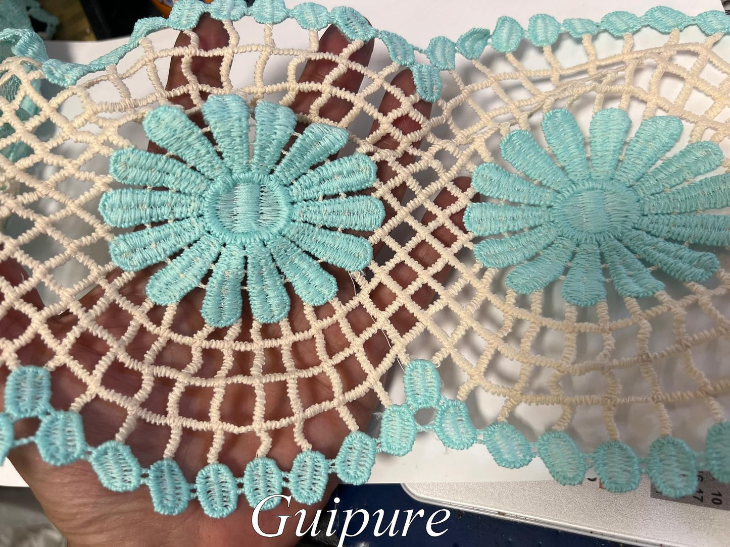 Guipure Turquoise et Écrue 17cm - Dentelle Florale Premium au Mètre