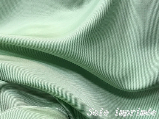 "Harmonie de douceur : soie imprimée vert d'eau à fines rayures, pour des créations délicates et raffinées !"