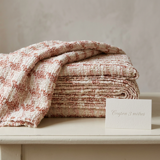 Illustration IA d’un coupon de 3 mètres de tweed rose plié. / AI illustration of a folded three-metre pink tweed fabric cut.
