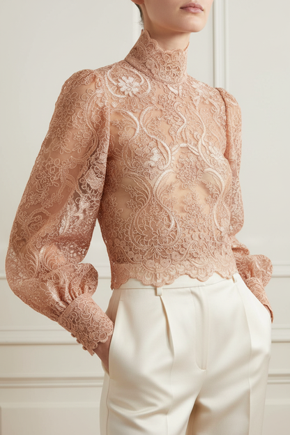 Top en dentelle brodée saumon - création raffinée