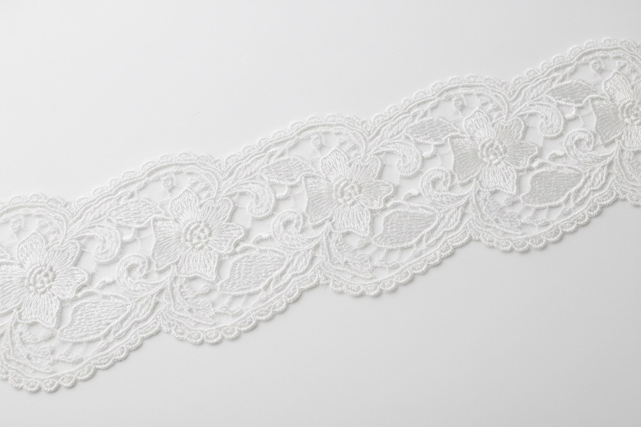 Guipure festonnée blanche 12 cm motif floral - Dentelle premium au mètre