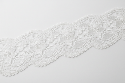 Guipure festonnée blanche 12 cm motif floral - Dentelle premium au mètre