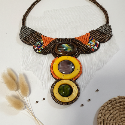 Patch ethnique avec perles bronze et orange - présentation bohème