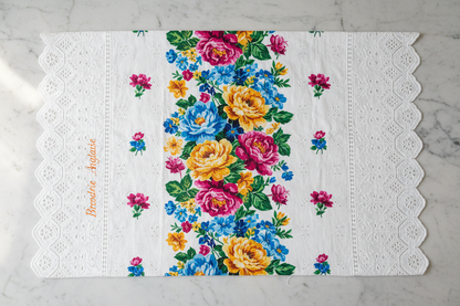 Tissu broderie anglaise fleurie – flat lay sur marbre blanc