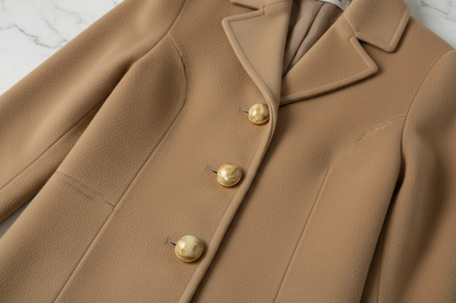 Bouton haute couture marbré or – flat lay manteau camel