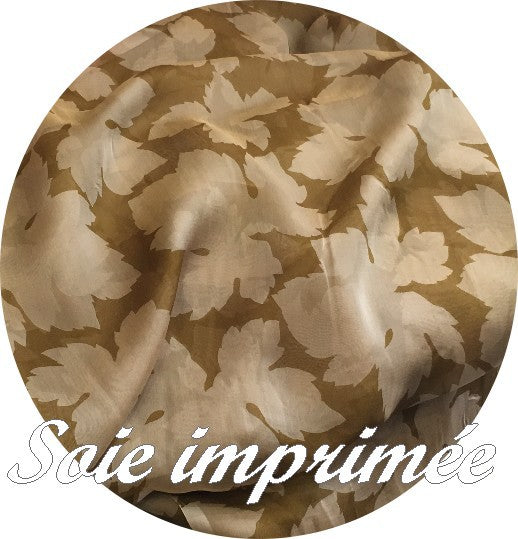 Mousseline De Soie Imprimé En Motifs Grosse Fleurs Beige Sur Un Fond kaki.