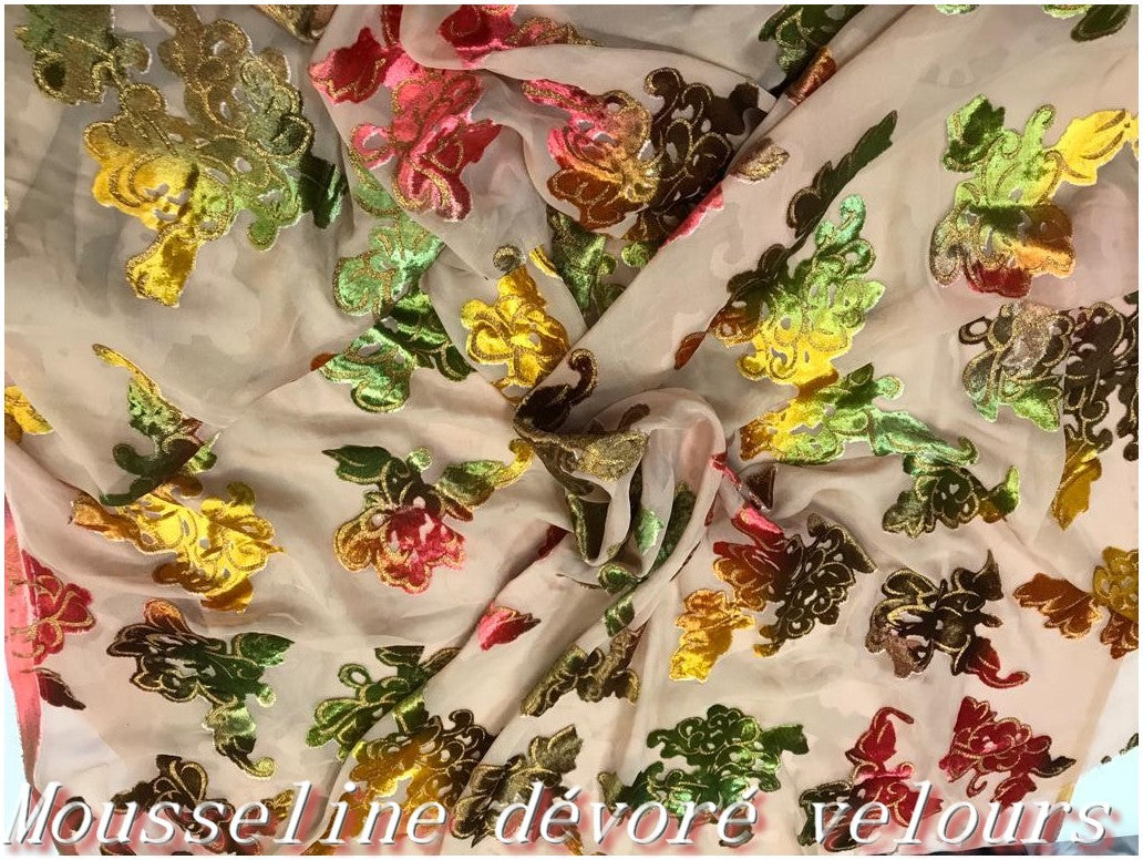 Mousseline dévoré nude en velours aux motifs chatoyants "Élégance multicolore.