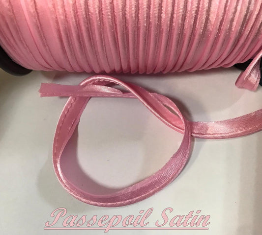 Pink satin piping by the meter. Elegance and versatility in a palette of colors for neat finishes.