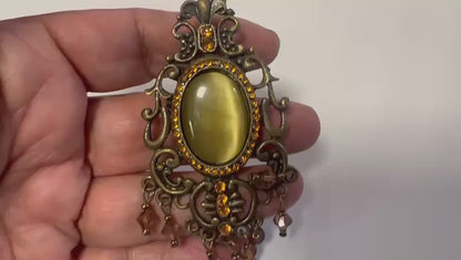 Broche vintage color caqui con diamantes de imitación sobre base de metal bronce para personalización.