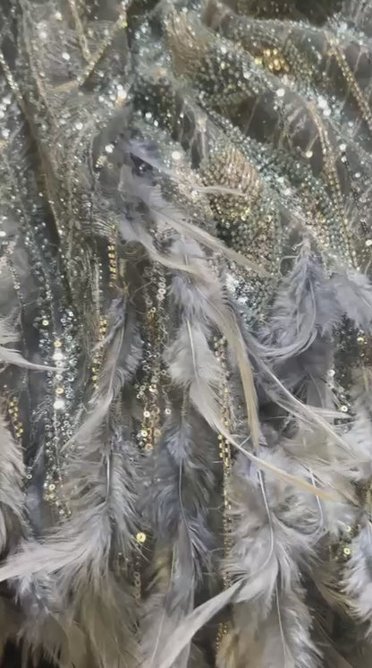 Coupon de 3,50 mètres – Tulle Haute Couture perlé sequins & grandes plumes grises (140 cm)