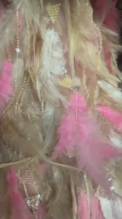 Coupon Tissu Haute Couture Plumes Rose & Perlage Doré – 3,5 m