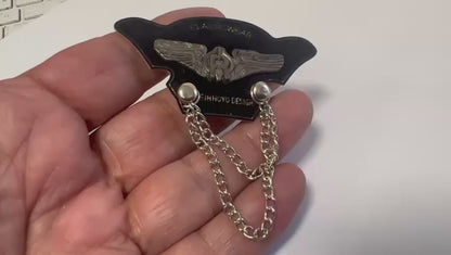 Insignia de cadena plateada