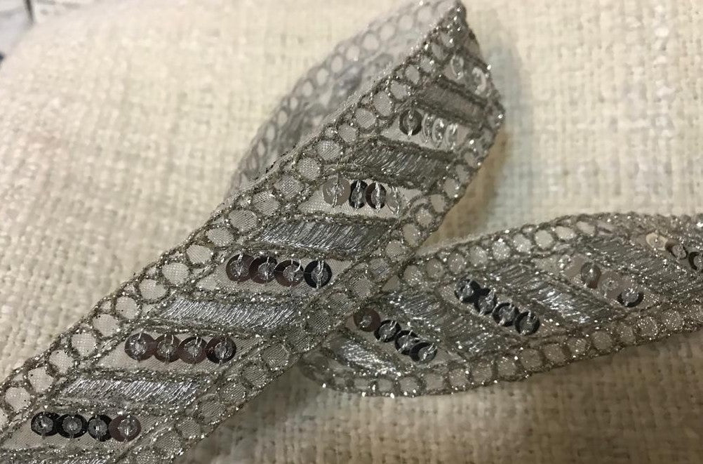 Ruban Brodé Argent orné de Sequins Aergent Pour Décorations Caftans Ceintures Et Customisations.
