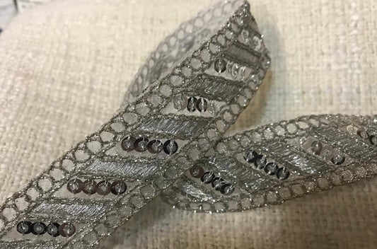 Ruban Brodé Argent orné de Sequins Aergent Pour Décorations Caftans Ceintures Et Customisations.