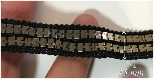 Ruban Chainette Au Mètre Noir sur un support en passementrie noir