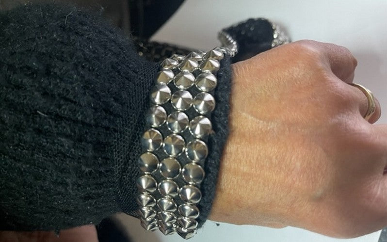 Ruban Clouté Argenté au mètre sur fond en tulle noir Au Mètre A Coudre  Pour Ceintures Loisirs Créatifs Et Customisations.