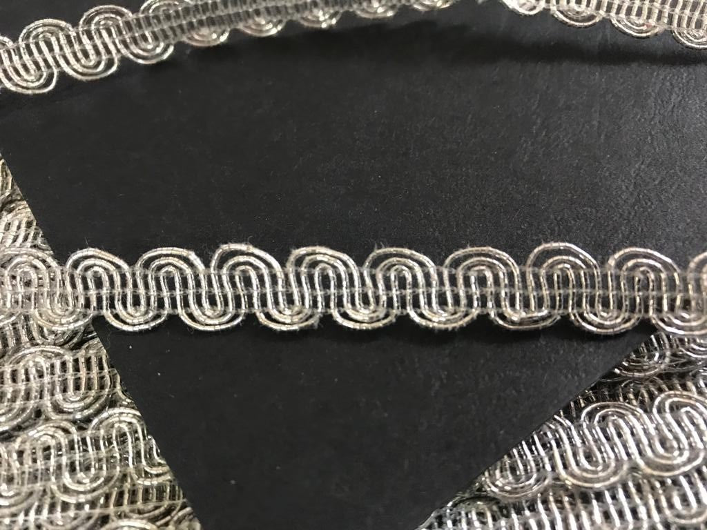 Cinta metalizada plateada o dorada de 10mm para un toque brillante y decorativo.