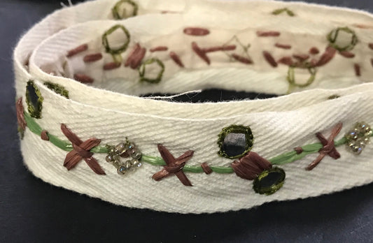 Cinta de sarga color crudo con pequeños adornos de espejo y efecto de costura de rafia