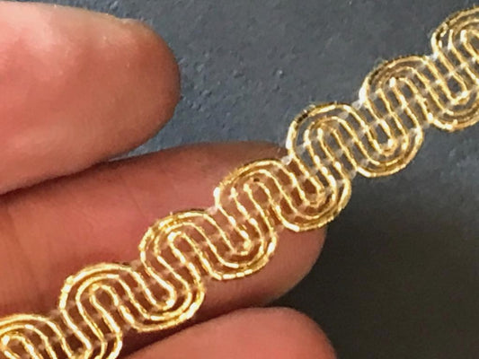 Cinta trenzada metálica dorada retorcida de 10 mm para manualidades y decoraciones.