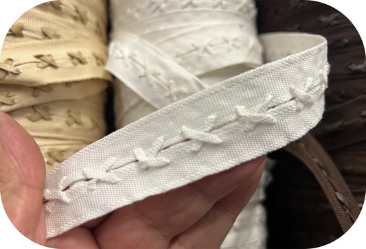 Cinta de grogrén por metro, color blanco, con cierres de cordón de piel sintética para coser en manualidades y decoraciones.