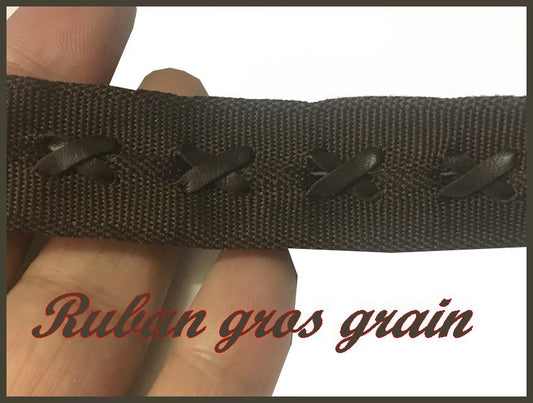 Cinta de grogrén marrón por metro con cierres de cordón de piel sintética para coser manualidades y decoraciones.