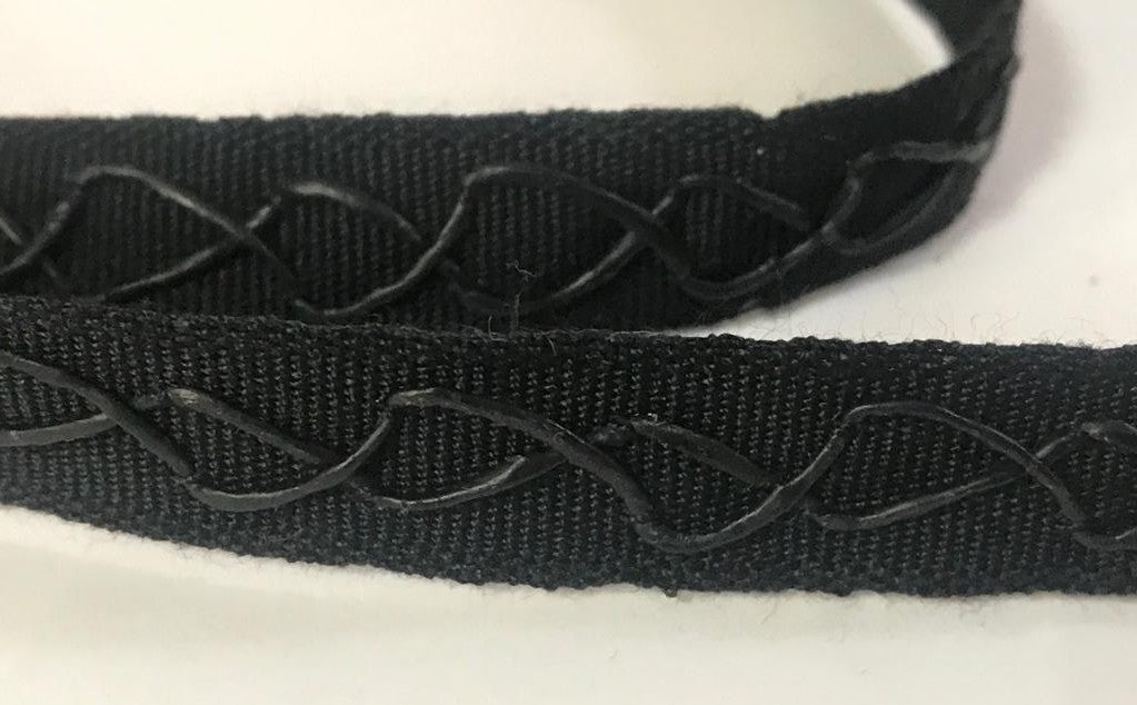 Cinta de grosgrain negra de 15 mm decorada con hilo de piel sintética: el accesorio perfecto para tus proyectos de costura.