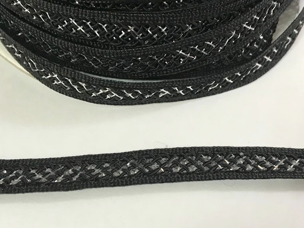 Cinta de Lurex Plateada por Metros sobre Fondo Negro para Coser para Manualidades y Decoraciones.