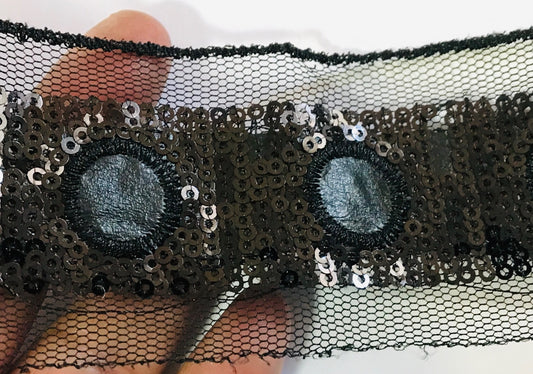 Cinta de lentejuelas negras de 50 mm sobre tul para decoraciones y personalizaciones.