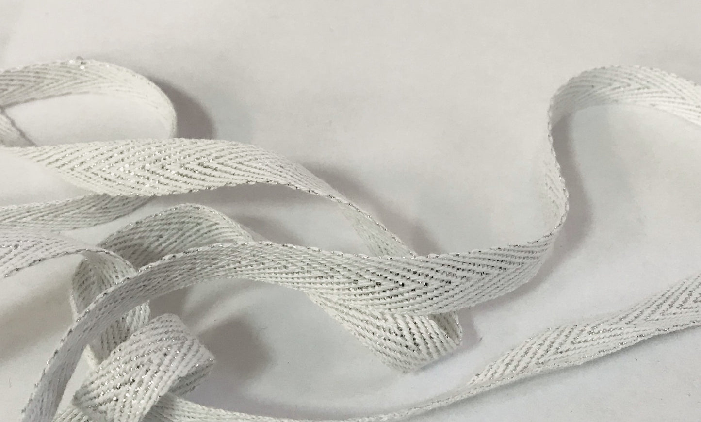 Cinta de algodón sarga blanca y plateada de 10 mm para costura, manualidades y decoraciones.