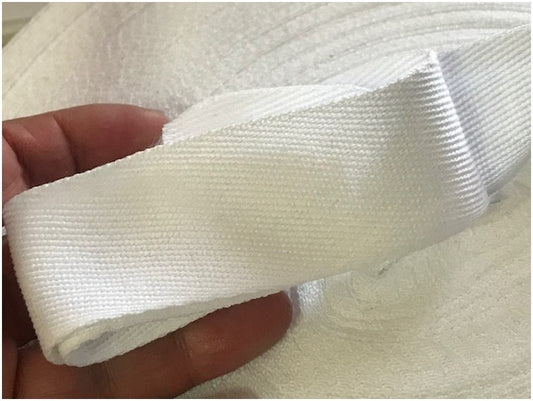 Cinta de sarga de algodón blanca de 4 cm vendida por metro para coser manualidades y decoraciones.